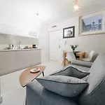 M6 Main Square Stylish One Bedroom