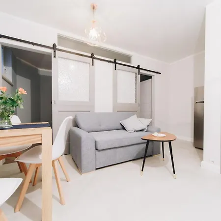 M6 Main Square Stylish One Bedroom *