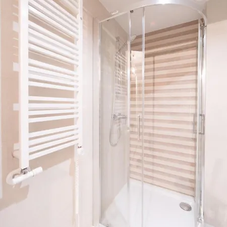 M6 Main Square Stylish One Bedroom شقة *